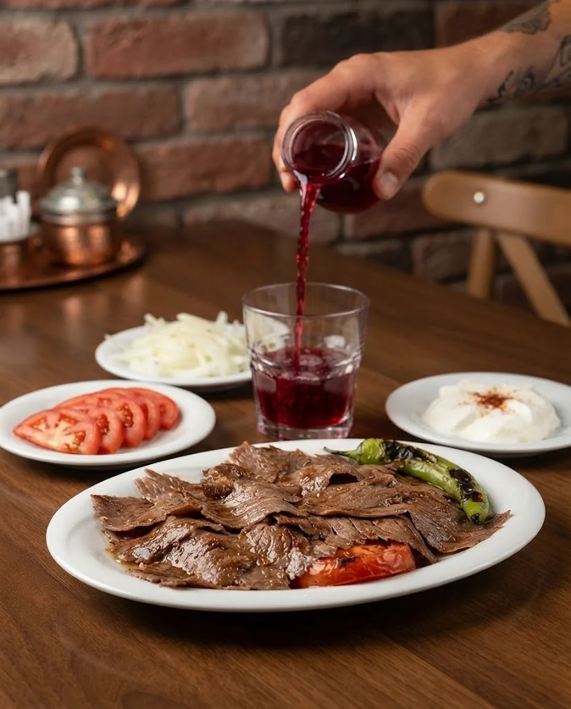 Kebapçı Hüseyin sofrasından kebap ve şıra sunumu